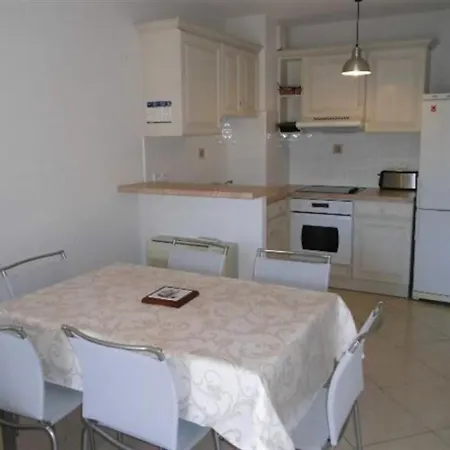 T2 Proche Centre Ville St Raphael Apartment *